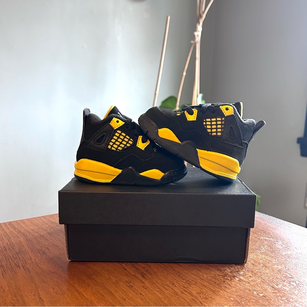Air Jordan 4 Retro “Thunder” 2023 Deadstock Black Yellow Sneakers Size 3C